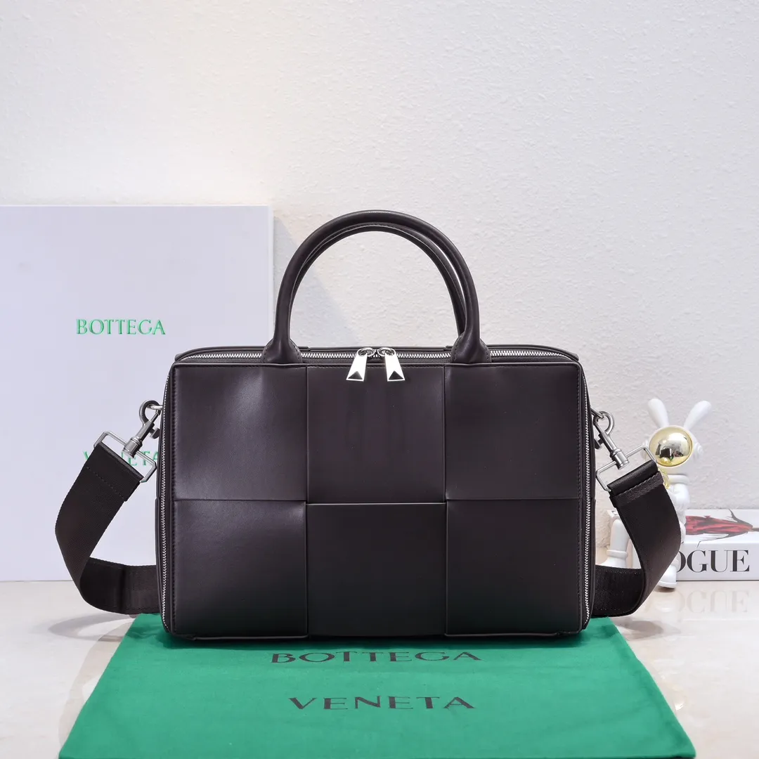 Batch 1880 Bottega Veneta large-lattice men's briefcase. The briefcase is a "value-for-money equipment" that all boys must have as soon as they step out of school. Whether you need to go to the office or go out to discuss business, nothing can better reflect your good taste and financial strength than a simple and elegant briefcase. It can be carried on one shoulder or cross-body to meet your different needs. The capacity is also super 🉑️ Style number: 6801 Size: 36*24*7.5cm